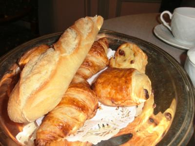 朝食テーブルに用意されたパン盛り合わせ