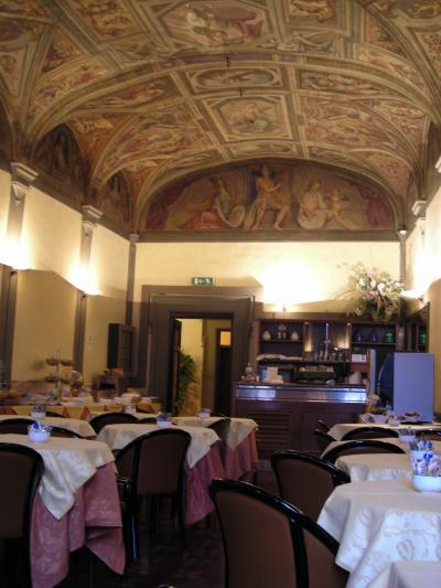 天井画が素敵な朝食会場