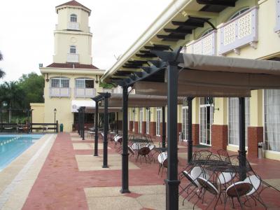 利用可な隣のホテルのプール