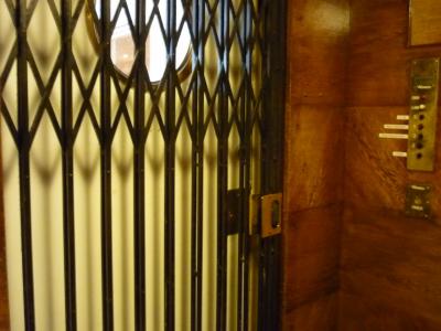 オールドタイプのエレベーターで四階へ