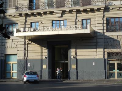 ウナ・ホテルの入口。地味です