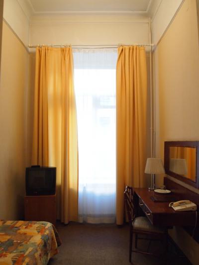 客室の様子。妙に天井が高い。ベッドはセミシングルです。狭い。