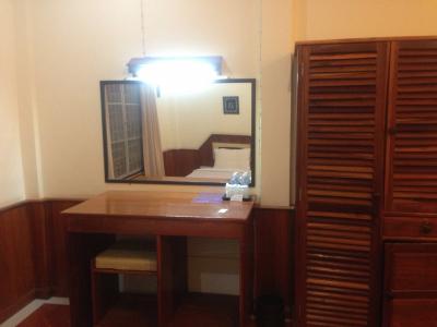 クローゼットと鏡台もあり。