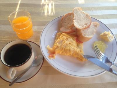 朝食。卵料理はその場で作ってくれます。