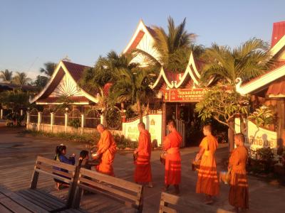 ホテルの前。手前がメコン川。
