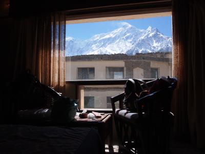 部屋からニルギリ山が見える