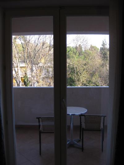 客室の窓は大きめ。ベランダが付いてるのが良かった。