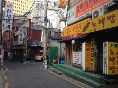 ホテル前の道です♪食堂もチラホラありますよ♪