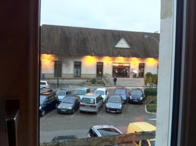 部屋から駅が見えます