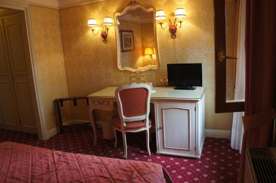 デスクの右の開きは冷蔵庫