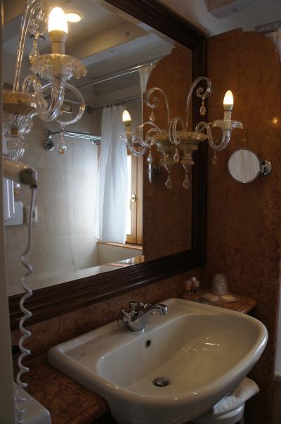 大きな鏡とかわいいライト