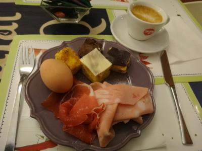 朝ごはんはハムとパティスリーが豊富