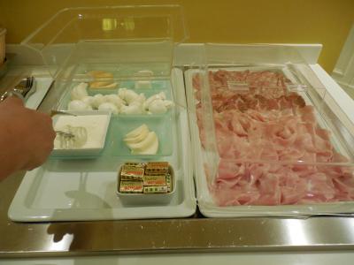 朝食ビュッフェ。チーズの種類がたくさんありました。