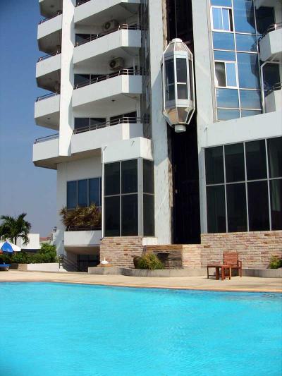 外が見えるエレベーター