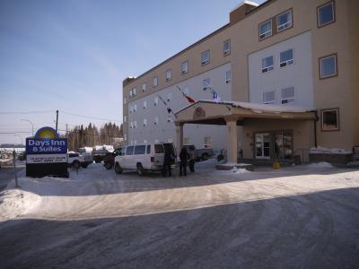 田舎町の宿風かな