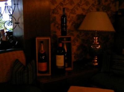 趣のあるレストランの室内。大好きなワインボトルが。