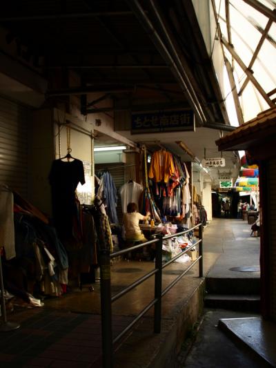 通りと市場を結ぶ商店街