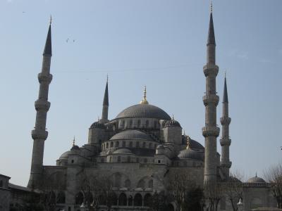 豪華なイズニック・タイルと６本のミナレット（尖塔）をもつ、大変美しいモスク