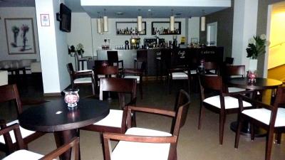 ホテルのロビー、冷えたビールが旨かった