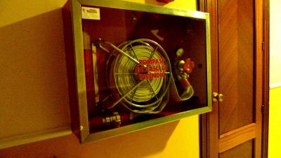 通路にこのような消防設備があった。今では珍しい！