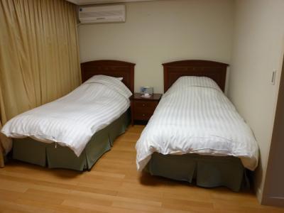 客室のベッド（隣にオンドルルームあり）
