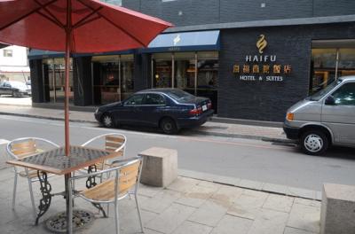 ホテルのすぐ外にはカフェ風席もあり。おタバコはここでどうぞ。