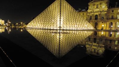ルーブル美術館のピラミットのライトアップ
