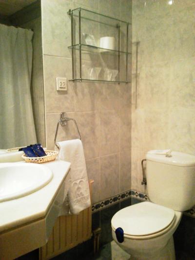 狭いバスルーム