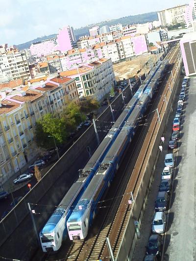 ホテル脇に線路。電車が見えます