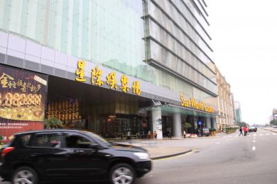 エレベーターがガールがお出迎え