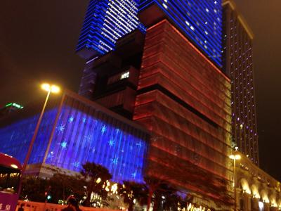 夜のホテルはブルーに星が散りばめられている