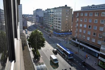 ホテル前の通り。奥にマーケット広場が見える。