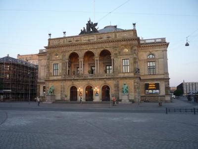 オペラ座ガルニエの向かって右に地下鉄駅，左にホテルがあります