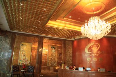 豪華なシャンデリアのあるロビー