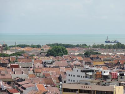 部屋からの眺め。遠くにはマラッカ海峡