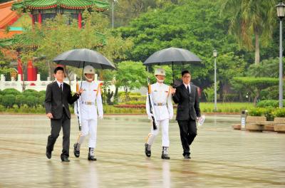 雨でも交代式をやっていました