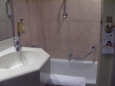 やや狭めのバスルーム