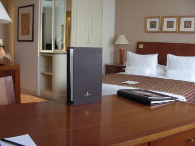 やや狭めだが、快適なお部屋であった