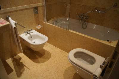 トイレとお風呂。イタリアは便器とウォシュレットが別々です。