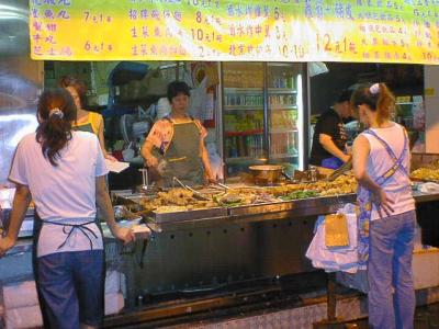 付近には、手ごろな食事どころや屋台、コンビニもたくさん！