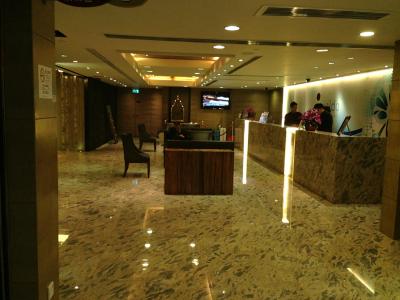 1階の暗いロビー