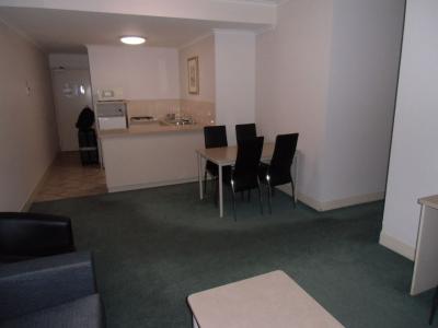 キッチン付きのリビング ルーム 