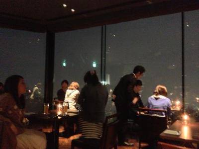 夜景を楽しみながらディナーを。