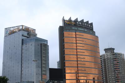 ホテルも窓からはボーダーの人ごみが見える