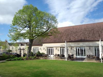 併設レストランの庭