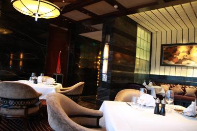 ホテル内のレストラン「ヴィタリカ」　ナプキンがマンダリン