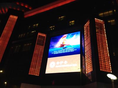 夜はオレンジ色に輝く