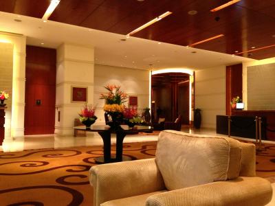 ホテル棟の落ち着いたロビー