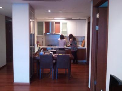 キッチンには鍋・フライパン・皿・フォーク大型冷蔵庫なんでも