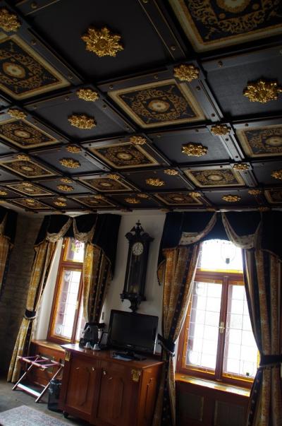 天井も重厚な感じです。